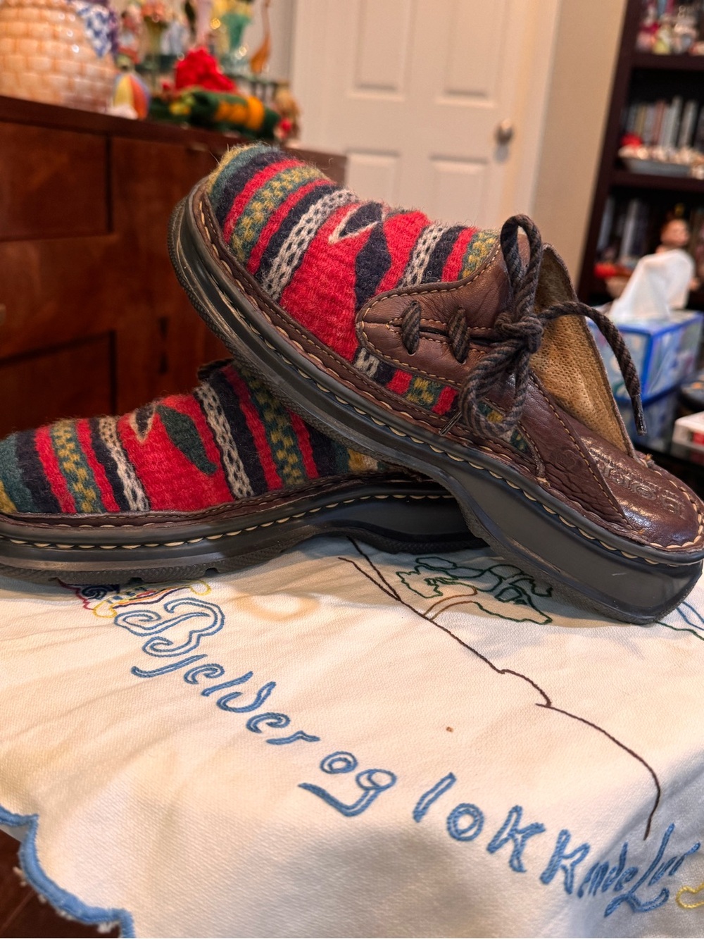 BORN “SANTA FE” WOVEN WOOL BLANKET MULES SIZE 6 WOMENS